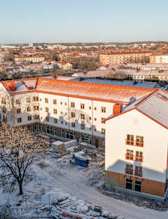 Det kombinerade studentbostadshuset och förskolan Spexaren syns utifrån ett fågelperspektiv.