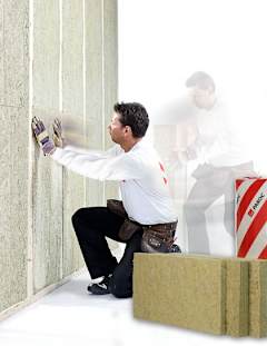 En man isolerar med PAROC Stenull