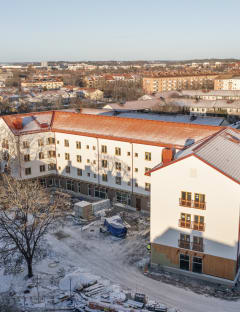 Det kombinerade studentbostadshuset och förskolan Spexaren syns utifrån ett fågelperspektiv.