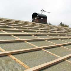 to personer er ved at renovere et tag