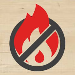 en överkorsad brandikon med en träbakgrund