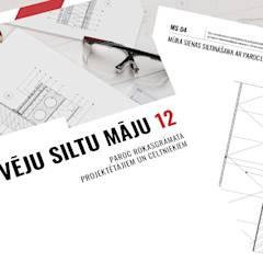 Katalogs „Būvēju Siltu Māju 12” un viens zīmējums no kataloga ir novietoti uz zīmējumu fona.