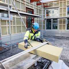 En person formaterer PAROC Tento, Klimaplade ZERO.