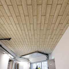 PAROC CGL 20cy Undertakslamell är installerad i ett innertak i ett parkeringsgarage. 