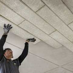 En person installerar PAROC CGL 20cy Undertakslamell.