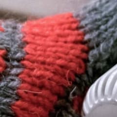 En behandsket hånd justerer varmen på elementet.