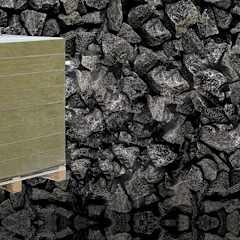 akmeņi un akmens vates izolācijas plātņu palete.