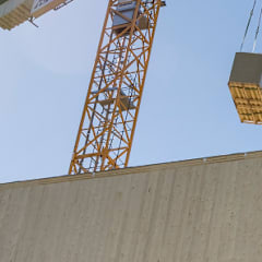 Lyftkran med himlen i bakgrunden