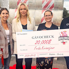 Frida kvinnojour tar emot en donation till sin verksamhet.