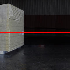 PAROC akmens vates paneļa iepakojums ar sarkanu līniju, kas ved uz palielinātu paneļa attēlu otrā galā.