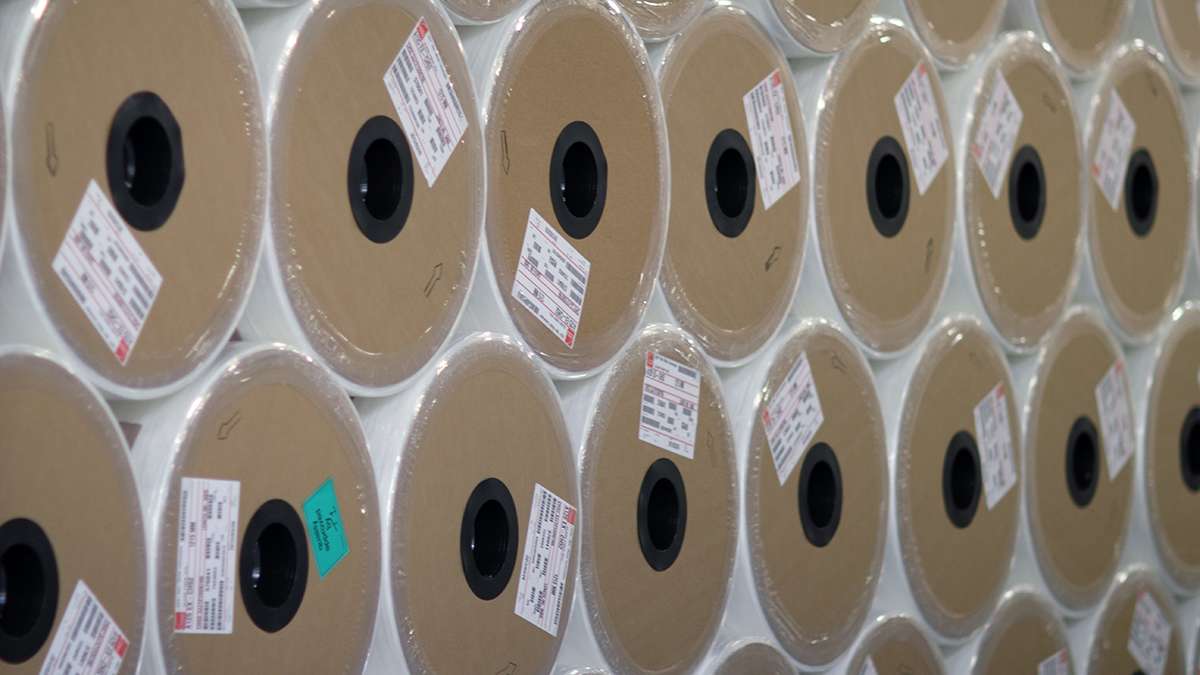 Het eindproduct: glasvezelvlies op rollen, klaar voor verzending naar de klant