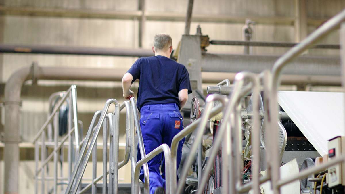 Operator Centrale Bedieningsruimte Martijn Willemsen aan het werk aan de productielijn