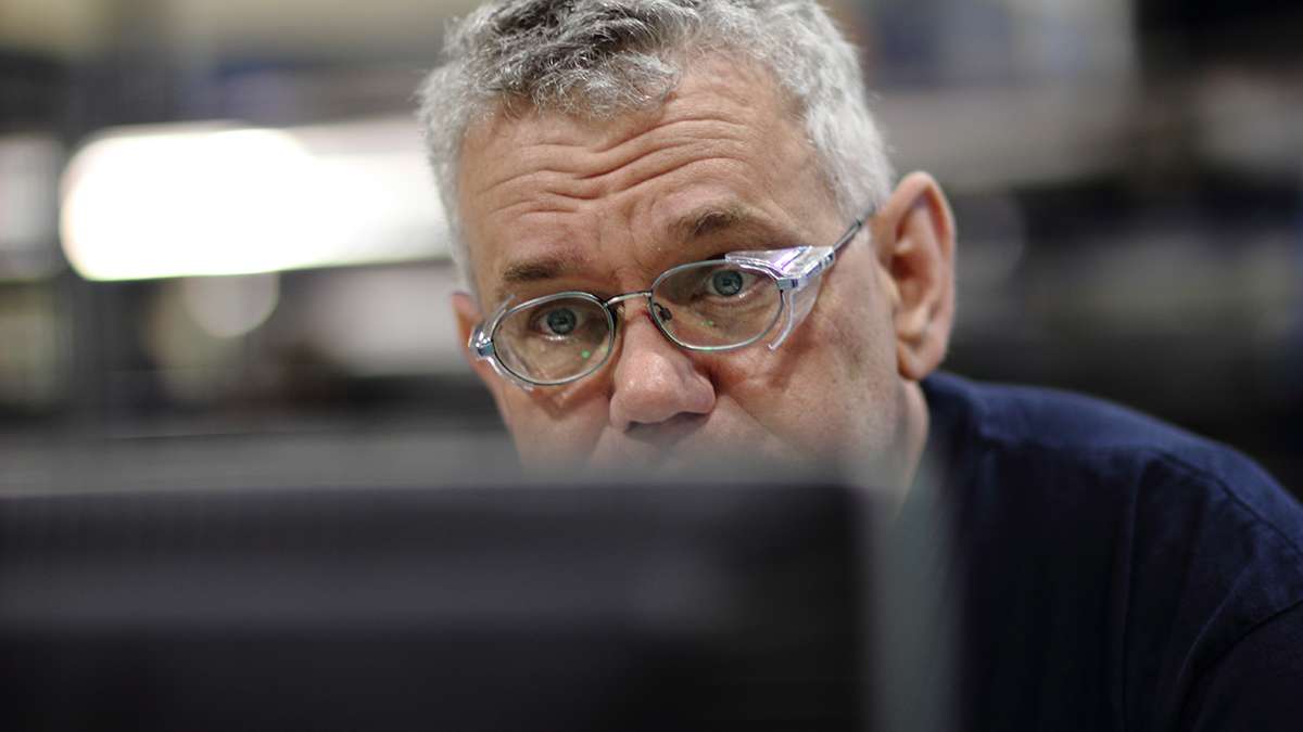 Een Proces Operator controleert een fase van het productieproces