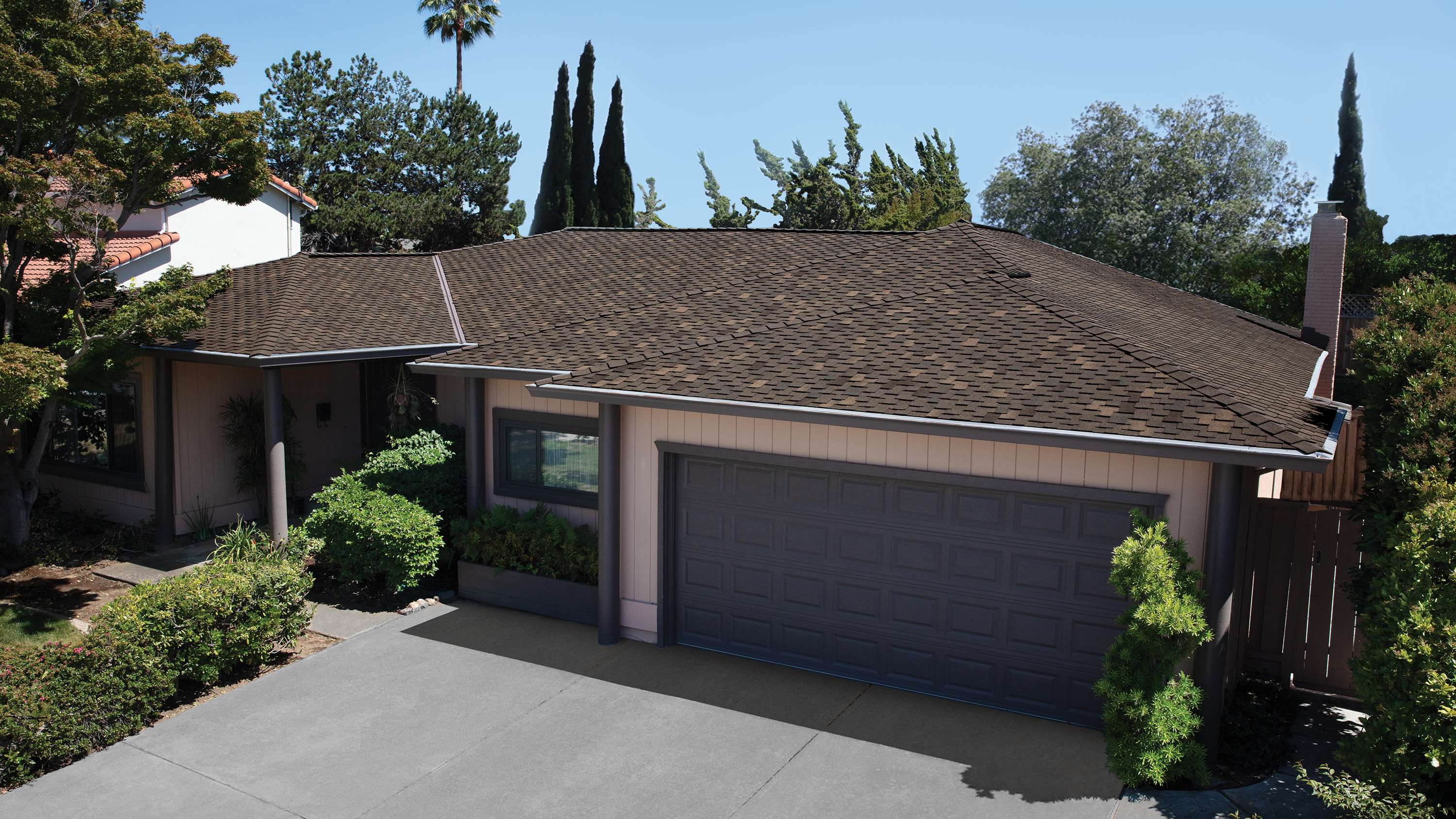Woodcrest® Chestnut brown shingles on a tan sided house