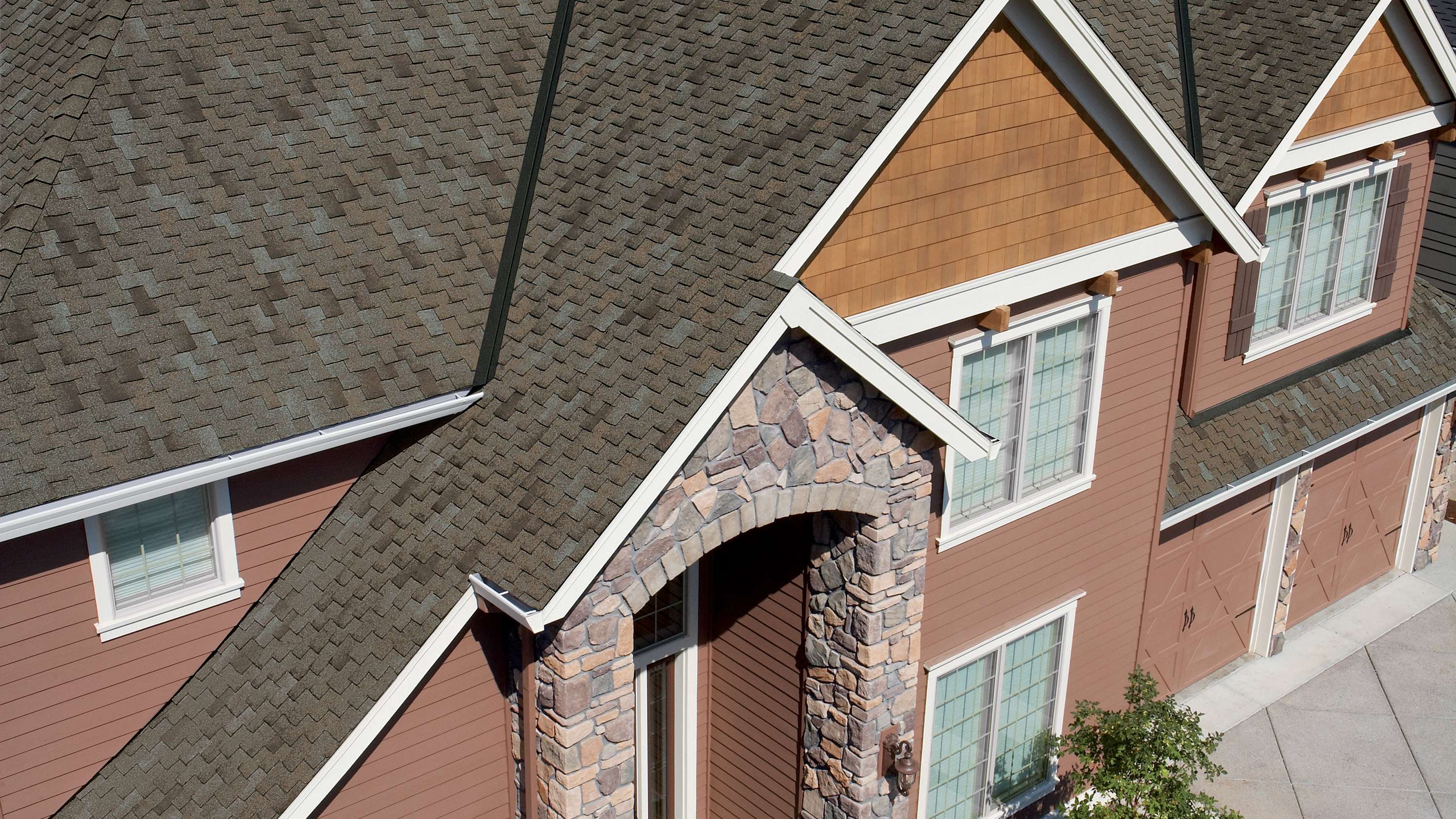 Woodcrest® Sycamore greenish gray brown shingles on a reddish House