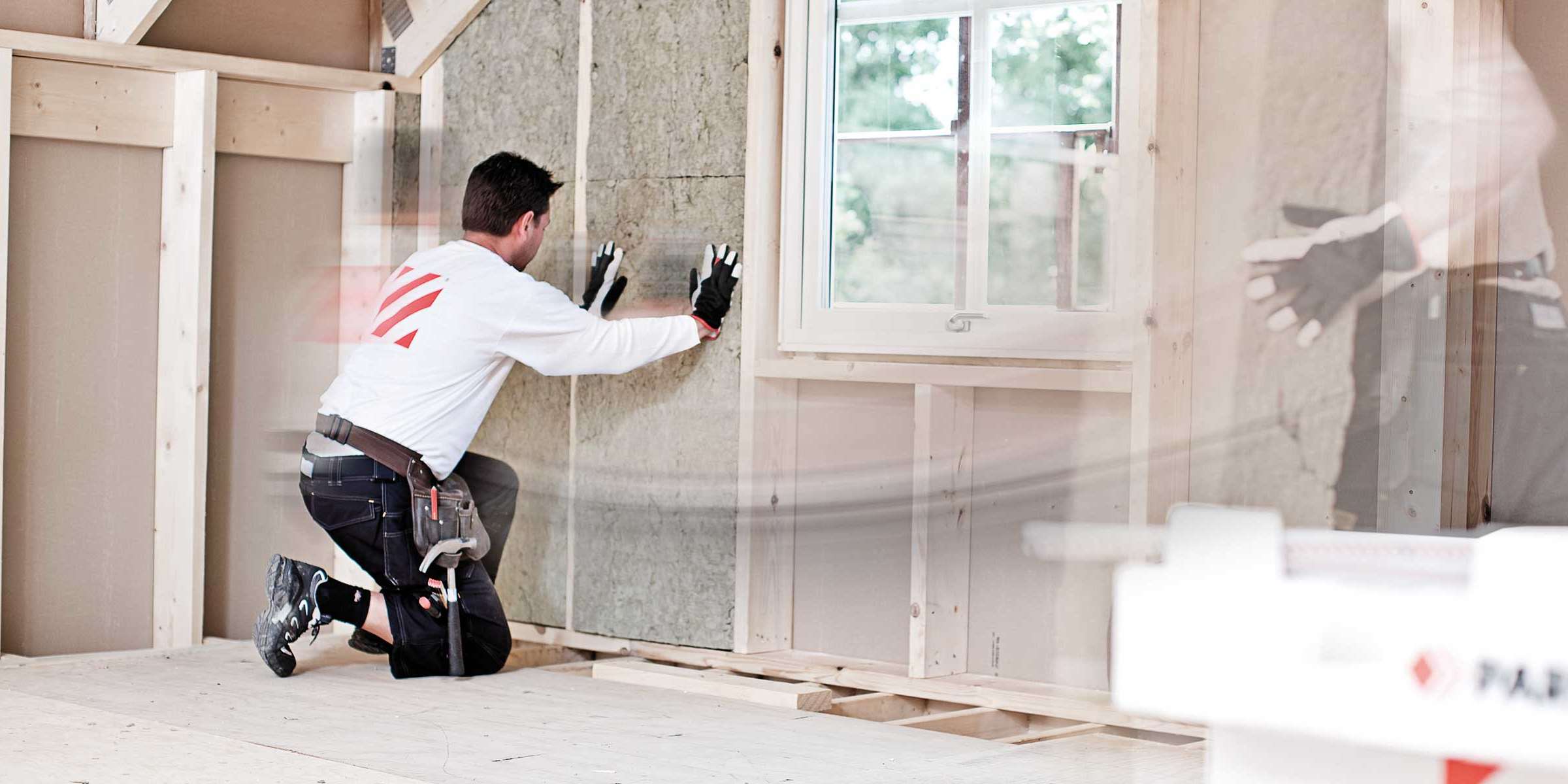 Installerar Paroc-isolering i väggen