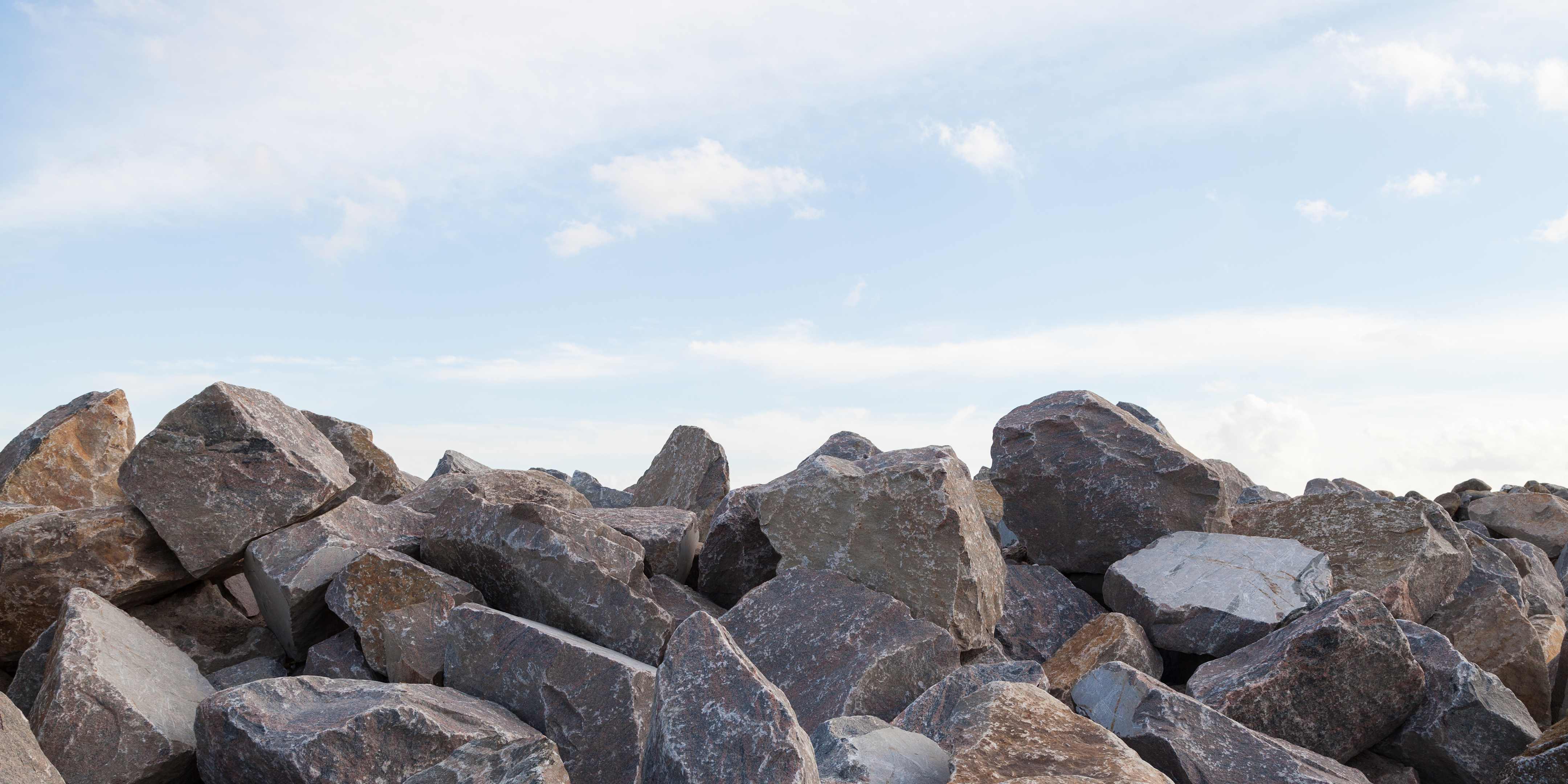 Stora stenar med ljusblå himmel bakom