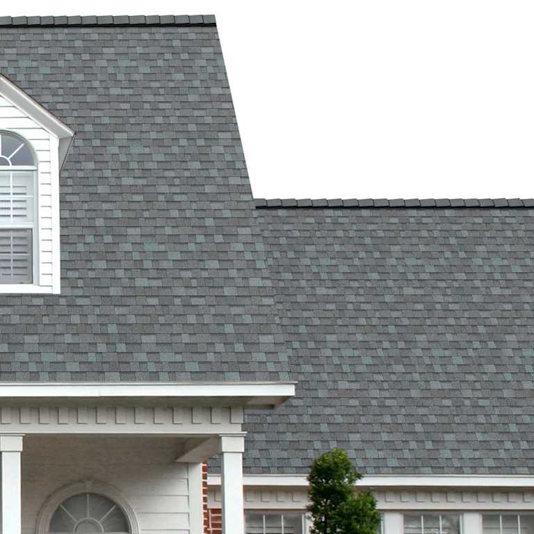 La entrada del porche de una casa muestra cuán bien las tejas de color gris Mystic Gray TruDefinition® Duration® COOL Plus se combinan con el panel horizontal blanco y una puerta símil madera con columnas blancas.