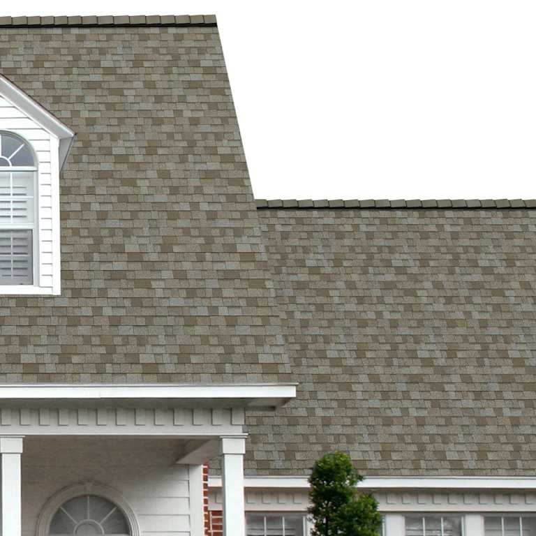 La entrada del porche de una casa muestra cuán bien las tejas de color marrón grisáceo intermedio TruDefinition® Duration® COOL Plus Cliffside Gray se combinan con el panel horizontal blanco y una puerta símil madera con columnas blancas.