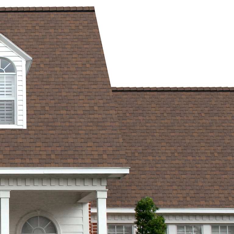 La entrada del porche de una casa muestra cuán bien las tejas de color marrón medio cálido Copper Trail TruDefinition® Duration® COOL Plus se combinan con el panel horizontal blanco y una puerta símil madera con columnas blancas.