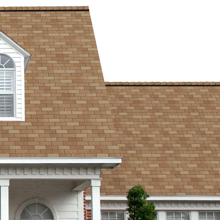 La entrada del porche a una casa muestra lo bien que combinan las tejas marrón dorado Desert Tan Supreme® con los paneles horizontales blancos y una puerta imitación madera con columnas blancas.