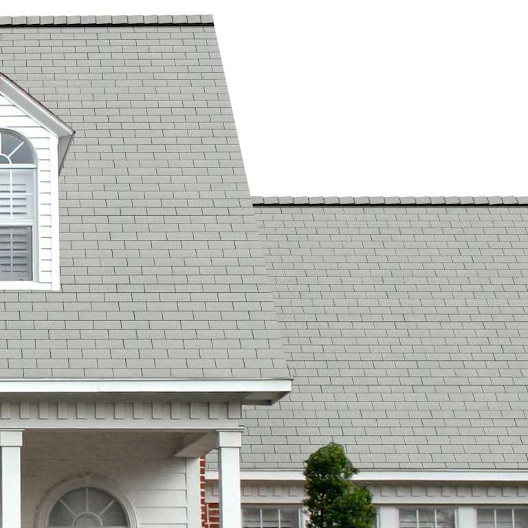 La entrada del porche de una casa muestra cuán bien las tejas de color blanco Shasta White Supreme® se combinan con el panel horizontal blanco y una puerta símil madera con columnas blancas.