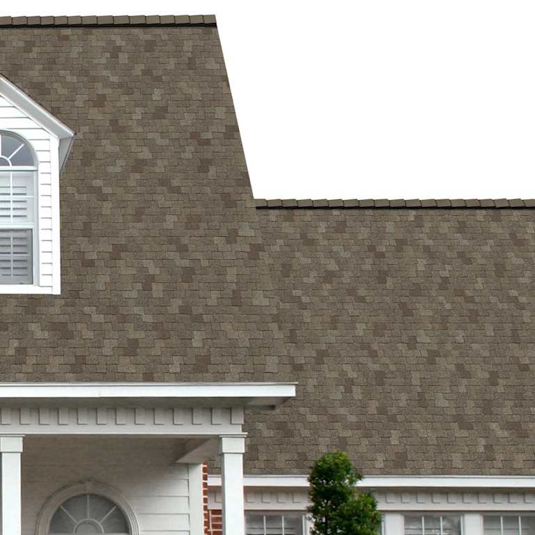 La entrada del porche de una casa muestra cuán bien las tejas de color marrón grisáceo verdoso Sycamore Woodmoor se combinan con el panel horizontal blanco y una puerta símil madera con columnas blancas.