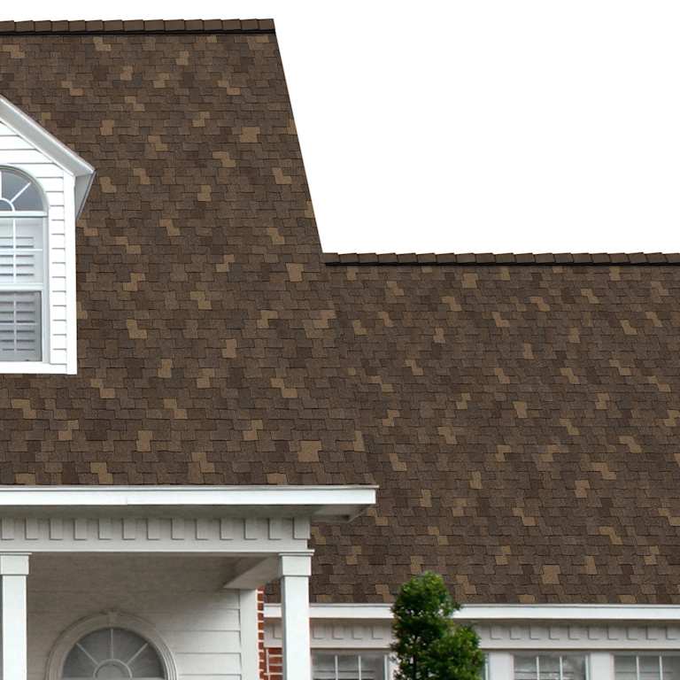 La entrada del porche de una casa muestra cuán bien las tejas de color marrón oscuro cálido Chestnut Woodmoor se combinan con el panel horizontal blanco y una puerta símil madera con columnas blancas.