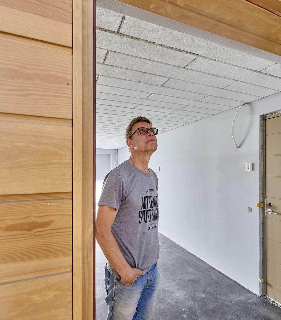 Mikko Luoso tittar på det färdiga garagetaket, där PAROC CGL 20cy-lameller har installerats.