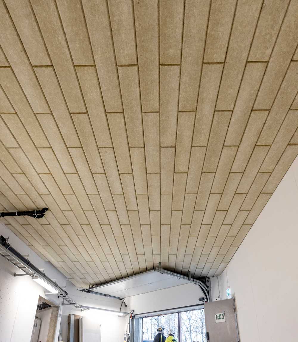 Et tak i en garasje er isolert med PAROC CGL 20cy.