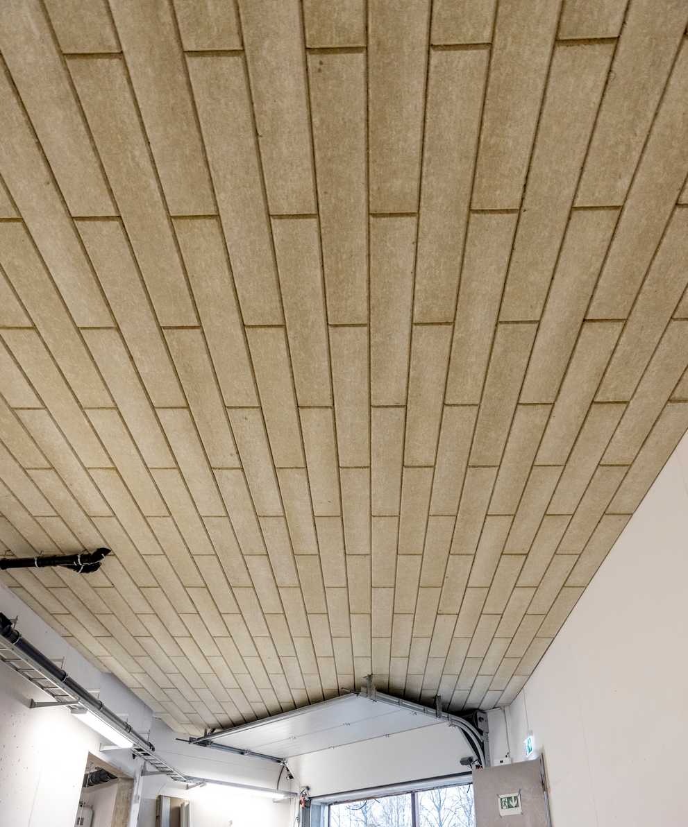 PAROC CGL 20cy kivivillalamelli on kustannustehokas ratkaisu autohallien ja kellarikerrosten kattojen eristämiseen.