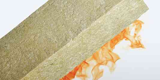 En steinullplate med flammer indikerer at steinull er en ubrennbar isolasjon.