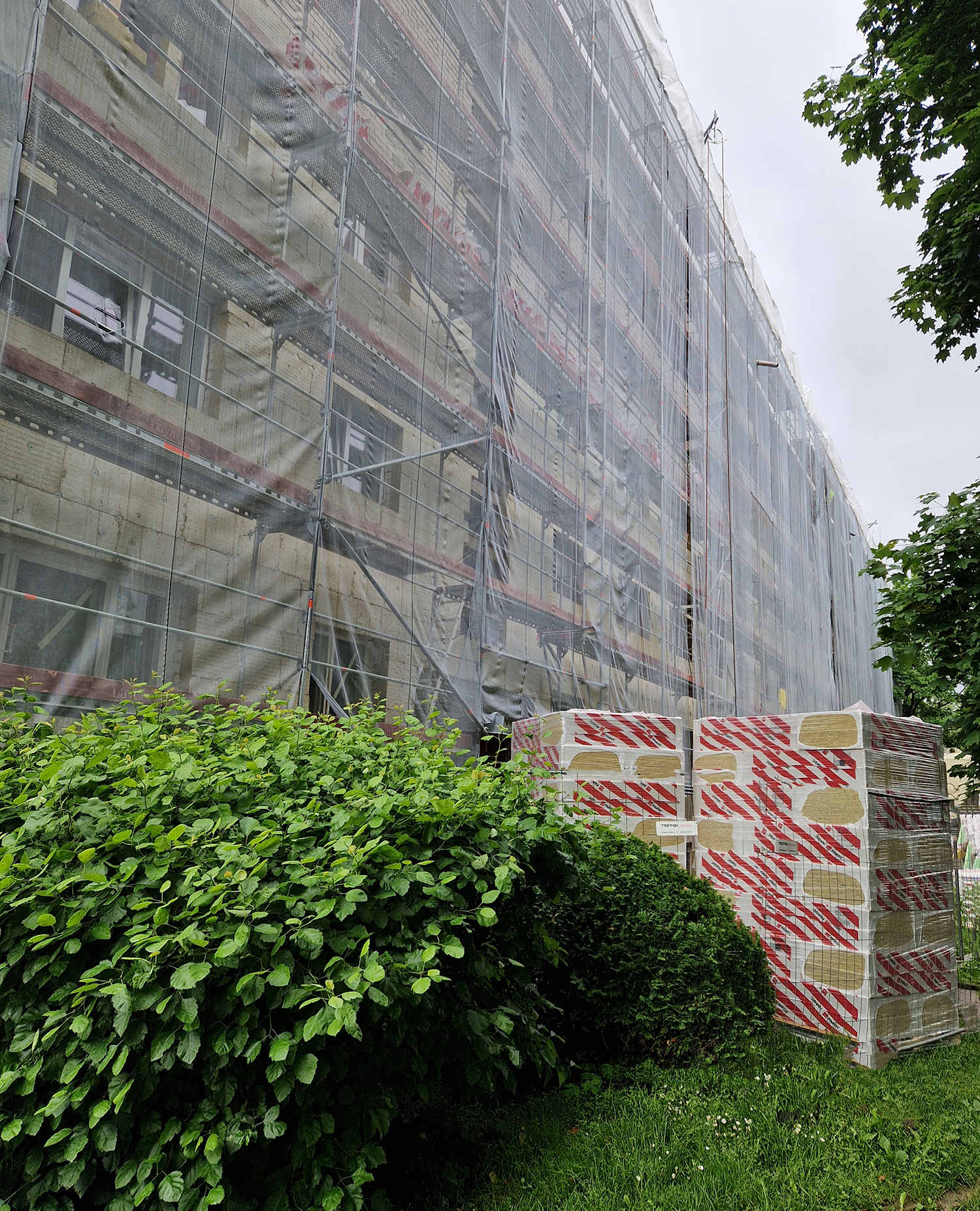 Ocieplanie ściany wielopiętrowego budynku płytami PAROC Linio 10cc