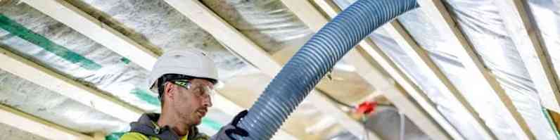 Ekstra isolering af loftet for at skabe en energieffektiv bygning