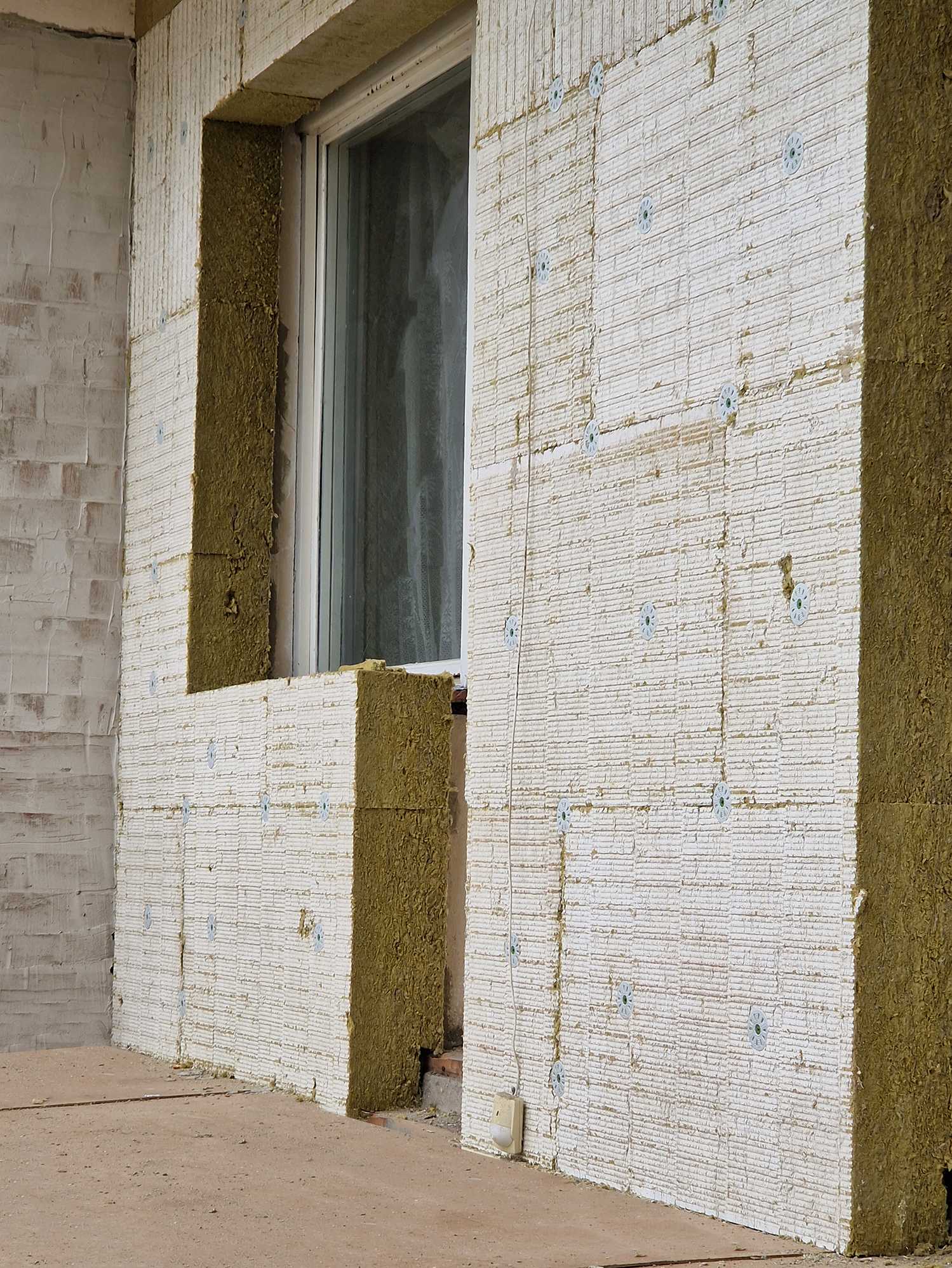 Siltināta siena ar logu, izmantojot PAROC Linio 10cc gruntētas plātnes