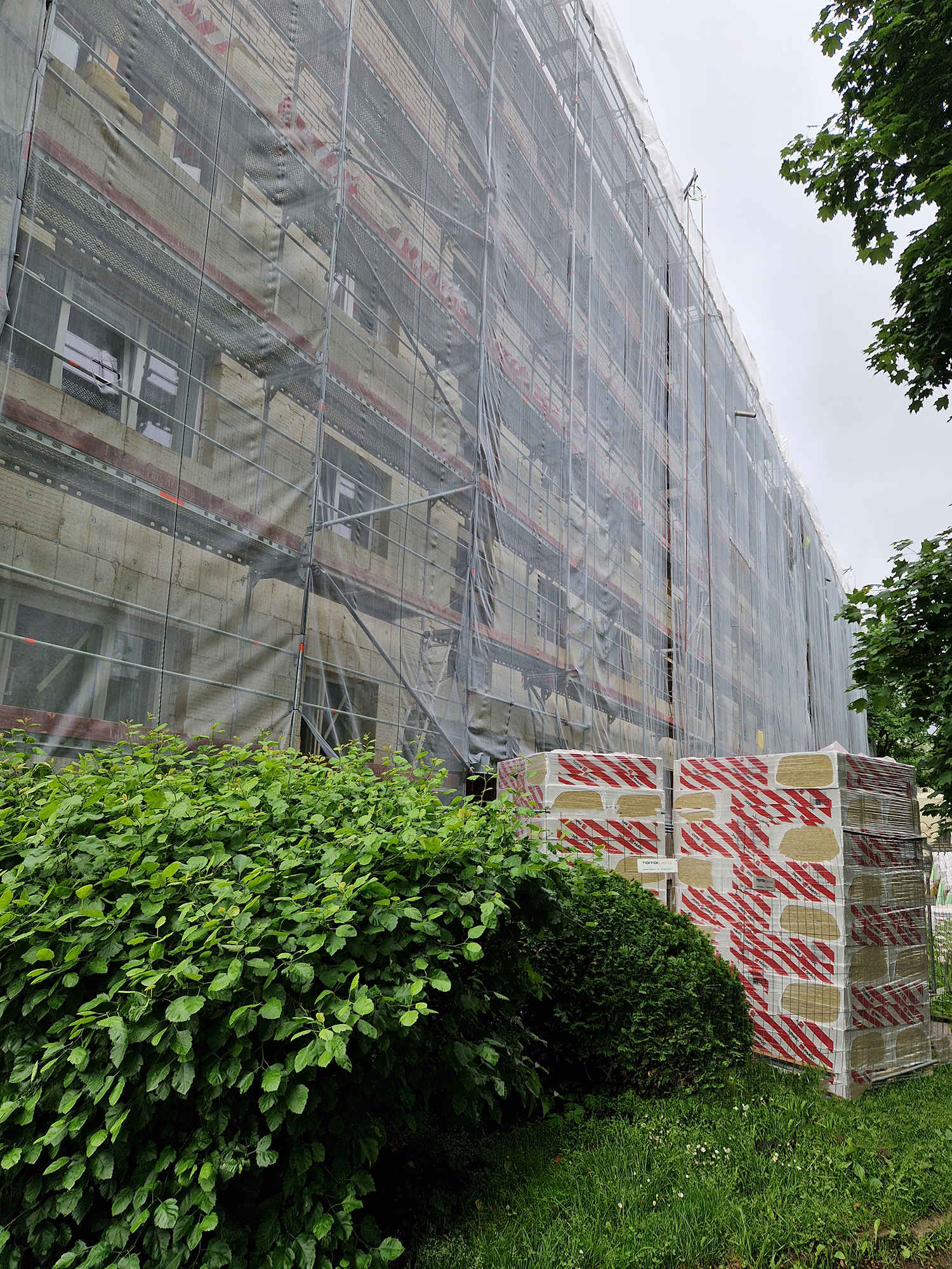 Daudzstāvu ēkas sienas siltināšana ar PAROC Linio 10cc paneļiem