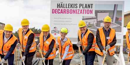 Beatrice Hallén, OC, Sr Sustainability Leader, Johan Månsson, Mayor Götene kommun, Jari Airola,OC, VP & Managing Director Europe,  Topi Korsberg, OC, Director Manufacturing EU Insulation,  Marie Stensson, OC, Plant Leader Hällekis, Bernd Kuehne, OC, Program Director,  Magnus Wedholm, PEAB, Regional Manager,  og Nico Del Monaco, OC, President Insulation, tager det symbolske første spadestik til bæredygtighedsinvesteringen i Hällekis.