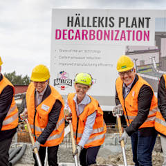 Beatrice Hallén, OC, Sr Sustainability Leader, Johan Månsson, Mayor Götene kommun, Jari Airola,OC, VP & Managing Director Europe,  Topi Korsberg, OC, Director Manufacturing EU Insulation,  Marie Stensson, OC, Plant Leader Hällekis, Bernd Kuehne, OC, Program Director,  Magnus Wedholm, PEAB, Regional Manager,  and Nico Del Monaco, OC, President Insulation breaking ground for the sustainability investment in Hällekis.