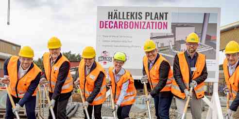 Beatrice Hallén, OC, Sr Sustainability Leader, Johan Månsson, Mayor Götene kommun, Jari Airola,OC, VP & Managing Director Europe,  Topi Korsberg, OC, Director Manufacturing EU Insulation,  Marie Stensson, OC, Plant Leader Hällekis, Bernd Kuehne, OC, Program Director,  Magnus Wedholm, PEAB, Regional Manager,  and Nico Del Monaco, OC, President Insulation breaking ground for the sustainability investment in Hällekis.