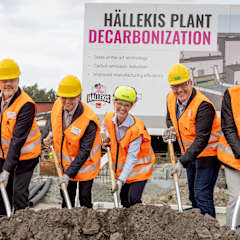 Beatrice Hallén, OC, Sr Sustainability Leader, Johan Månsson, Mayor Götene kommun, Jari Airola,OC, VP & Managing Director Europe,  Topi Korsberg, OC, Director Manufacturing EU Insulation,  Marie Stensson, OC, Plant Leader Hällekis, Bernd Kuehne, OC, Program Director,  Magnus Wedholm, PEAB, Regional Manager,  och Nico Del Monaco, OC, President Insulation tar det symboliska första spadtaget för hållbarhetssatsningen i Hällekis.