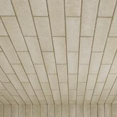 PAROC CGL 20cy Undertakslameller är installerade i ett parkeringsgarage.