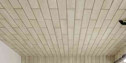 PAROC CGL 20cy Undertakslameller är installerade i ett parkeringsgarage.