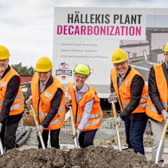 Beatrice Hallén, OC, Sr Sustainability Leader, Johan Månsson, Mayor Götene kommun, Jari Airola,OC, VP & Managing Director Europe,  Topi Korsberg, OC, Director Manufacturing EU Insulation,  Marie Stensson, OC, Plant Leader Hällekis, Bernd Kuehne, OC, Program Director,  Magnus Wedholm, PEAB, Regional Manager,  og Nico Del Monaco, OC, President Insulation tar det symbolske første spadestikket for bærekraftsinvesteringen i Hällekis.