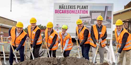 Beatrice Hallén, OC, Sr Sustainability Leader, Johan Månsson, Mayor Götene kommun, Jari Airola,OC, VP & Managing Director Europe,  Topi Korsberg, OC, Director Manufacturing EU Insulation,  Marie Stensson, OC, Plant Leader Hällekis, Bernd Kuehne, OC, Program Director,  Magnus Wedholm, PEAB, Regional Manager,  og Nico Del Monaco, OC, President Insulation tar det symbolske første spadestikket for bærekraftsinvesteringen i Hällekis.