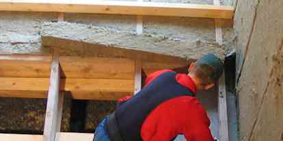 Tilläggsisolera golvbjäklaget för varma och sköna golv