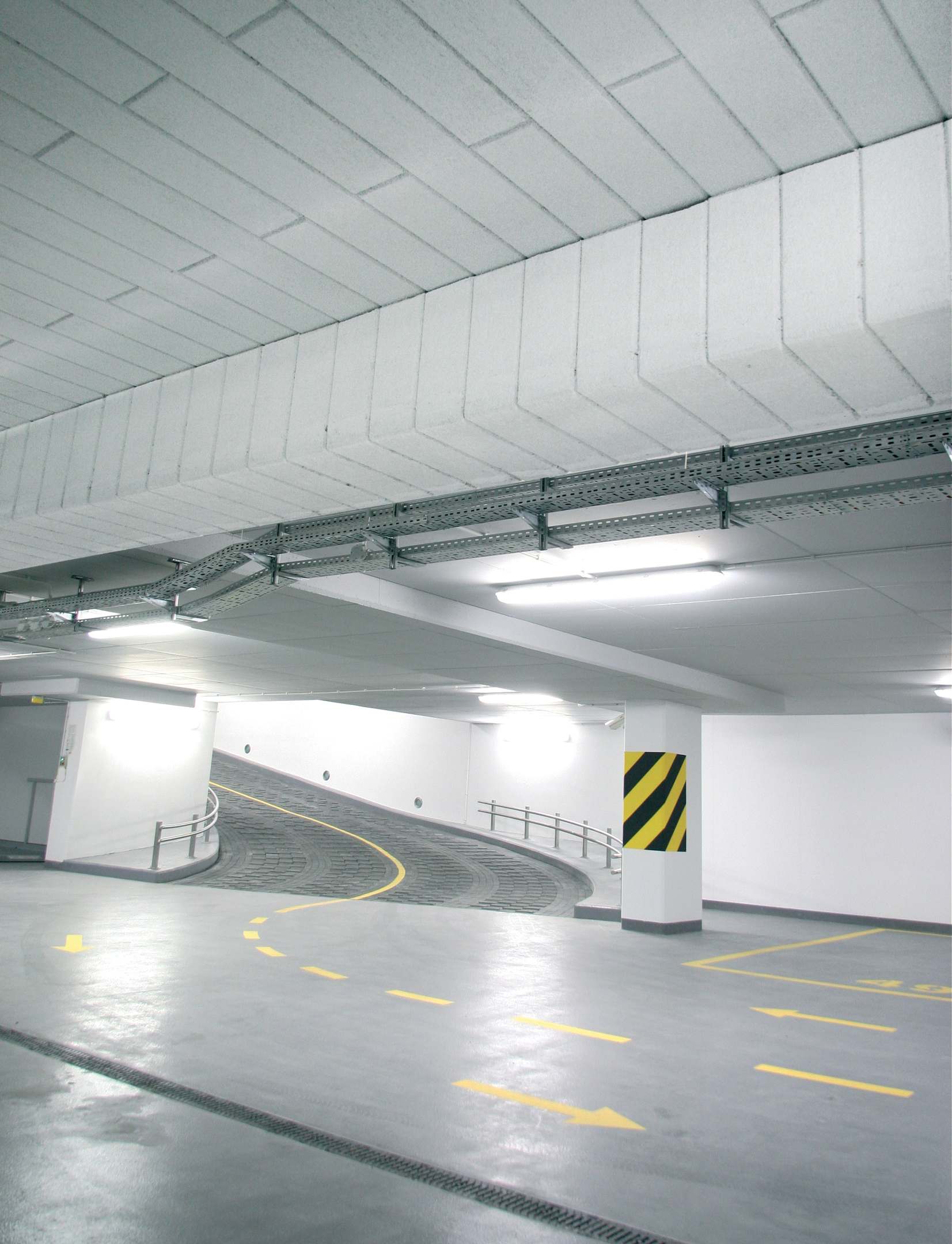 Izolacja sufitu w parkingu w podziemnym