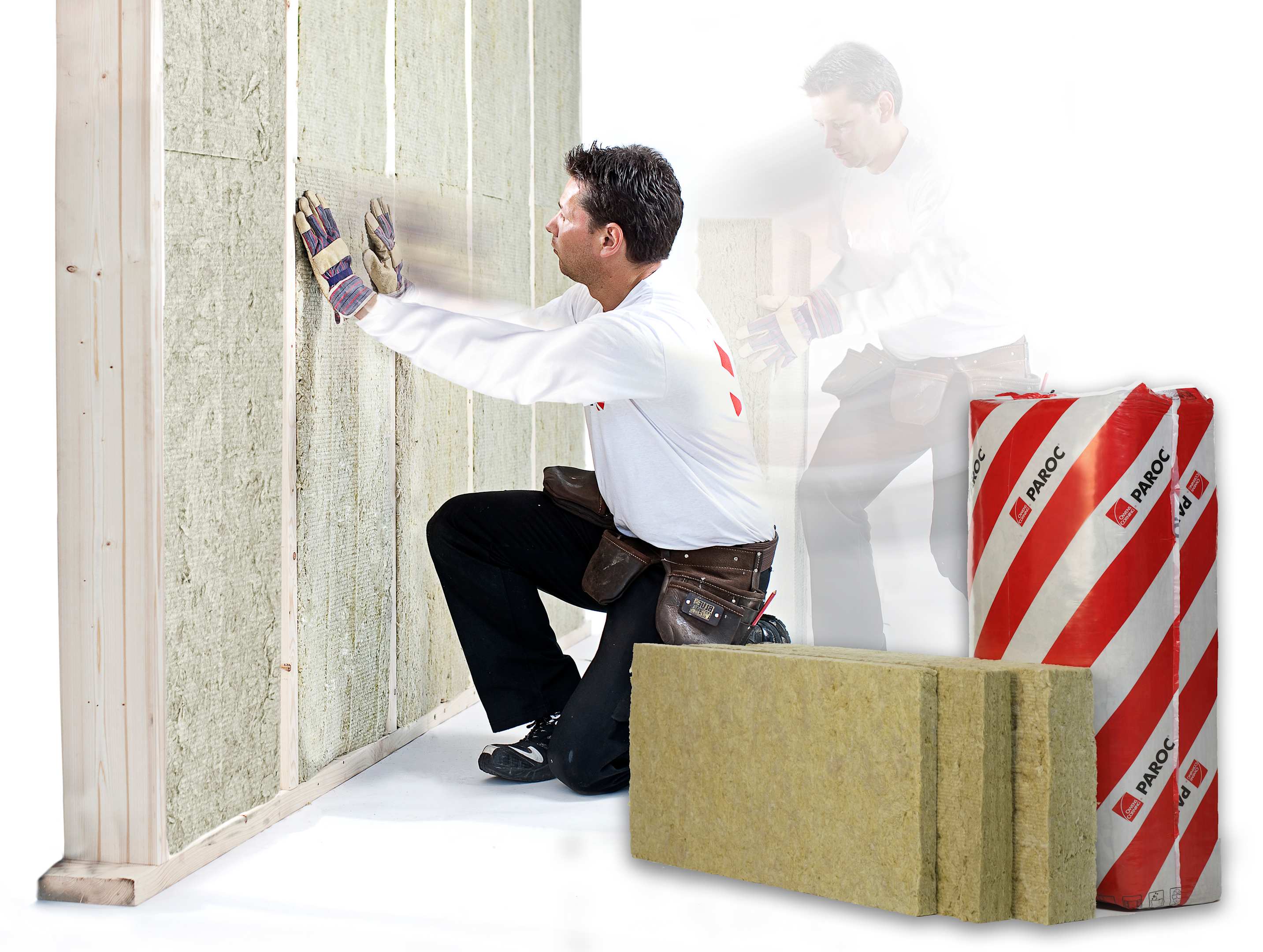 En mand isolerer med Paroc Extra