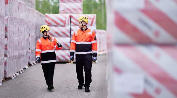 Två Paroc-anställda går bland isoleringspallar