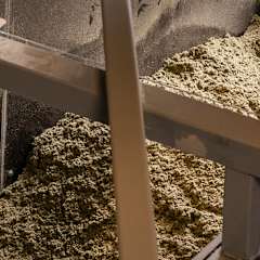 steinullavfall håndteres i maskin