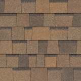 Tejas Prairie Wood TruDefinition® Duration® COOL Plus en una casa de dos plantas que complementan el panel horizontal blanco y una puerta símil madera.